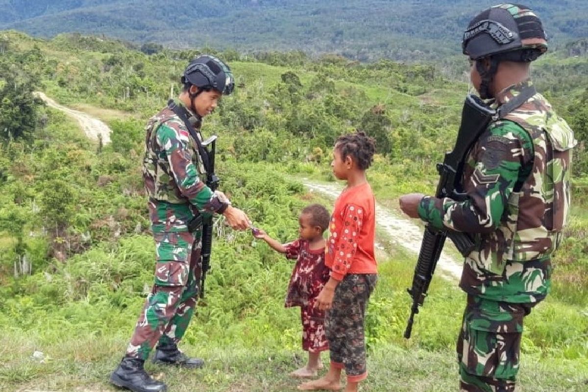 Prajurit TNI Ajak Masyarakat Bersatu Menjaga Keamanan dan Ketertiban