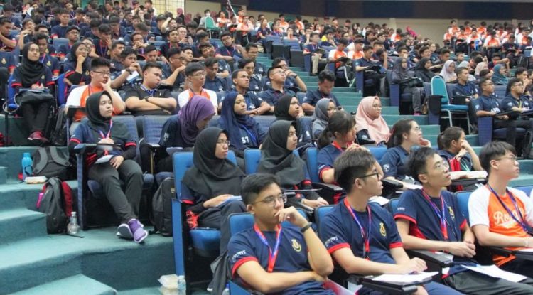 Pelajar Universiti: Menghadapi Tantangan dan Meraih Kesuksesan