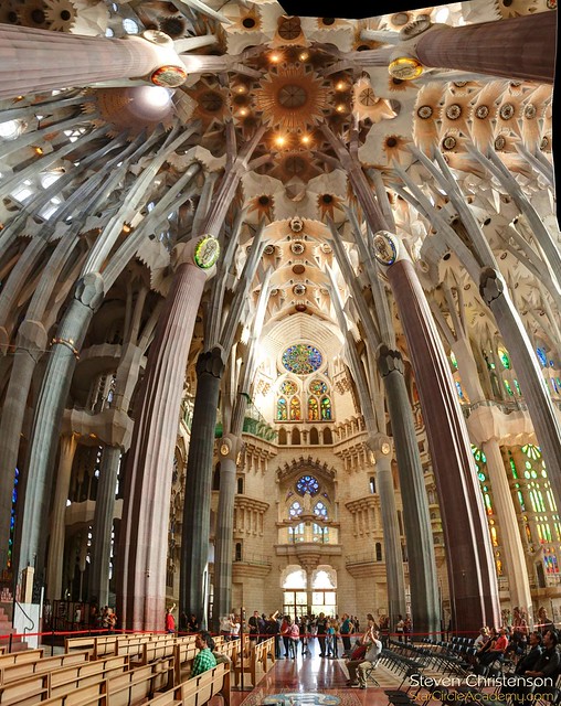 Kuil Penebusan di Sagrada Familia: Keajaiban Arsitektur Gaudí