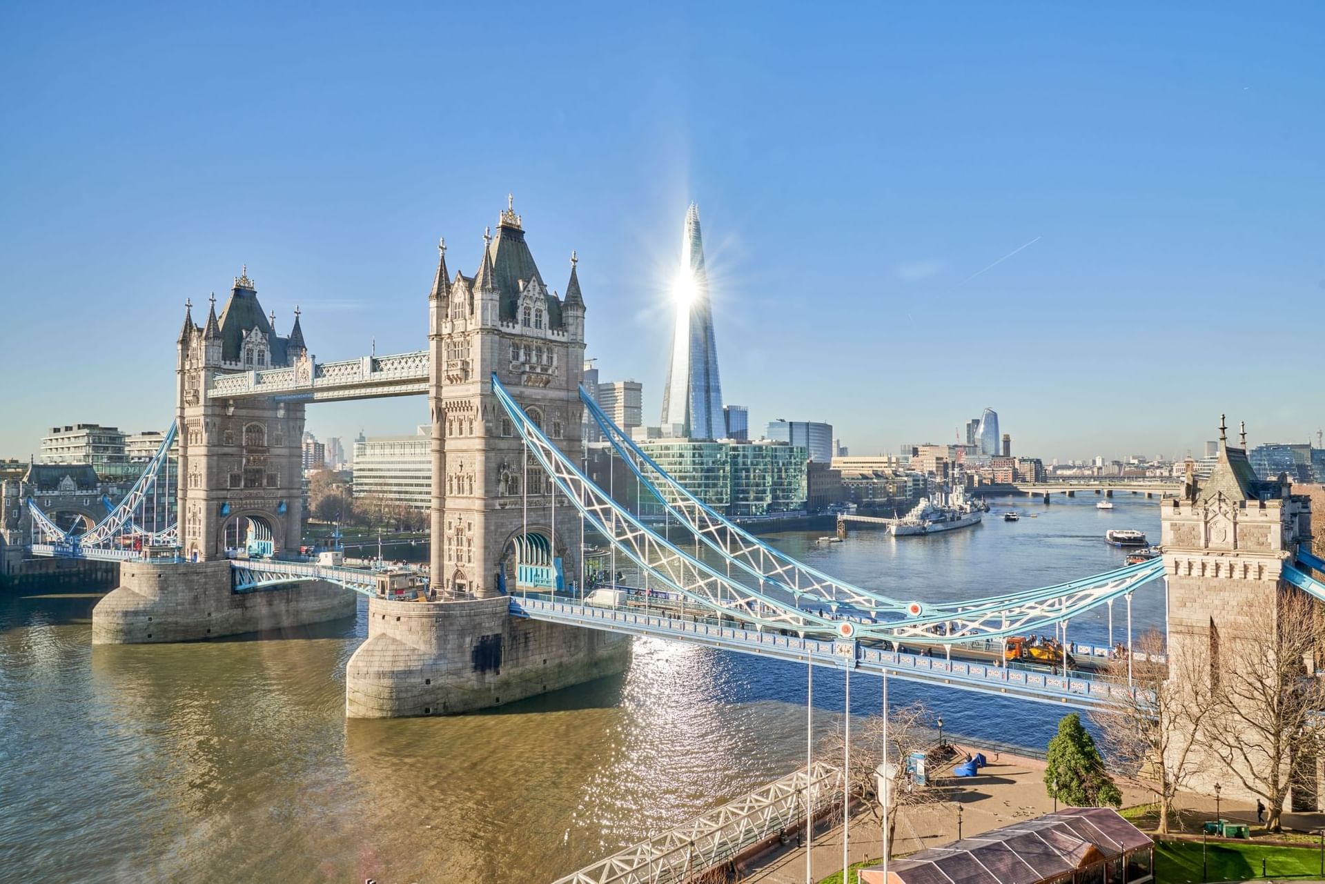 Tower Bridge: Ikon Arsitektur Bersejarah di Tengah Kota London
