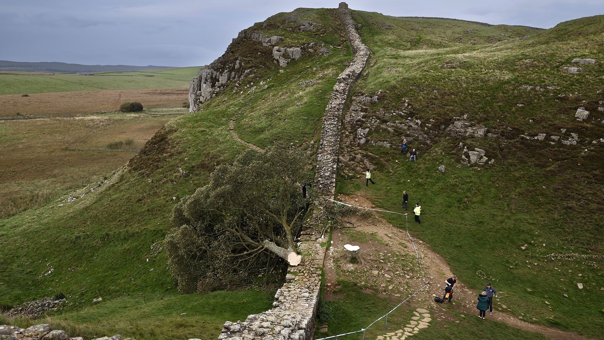 Hadrian’s Wall: Jejak Perbatasan Romawi di Tanah Inggris
