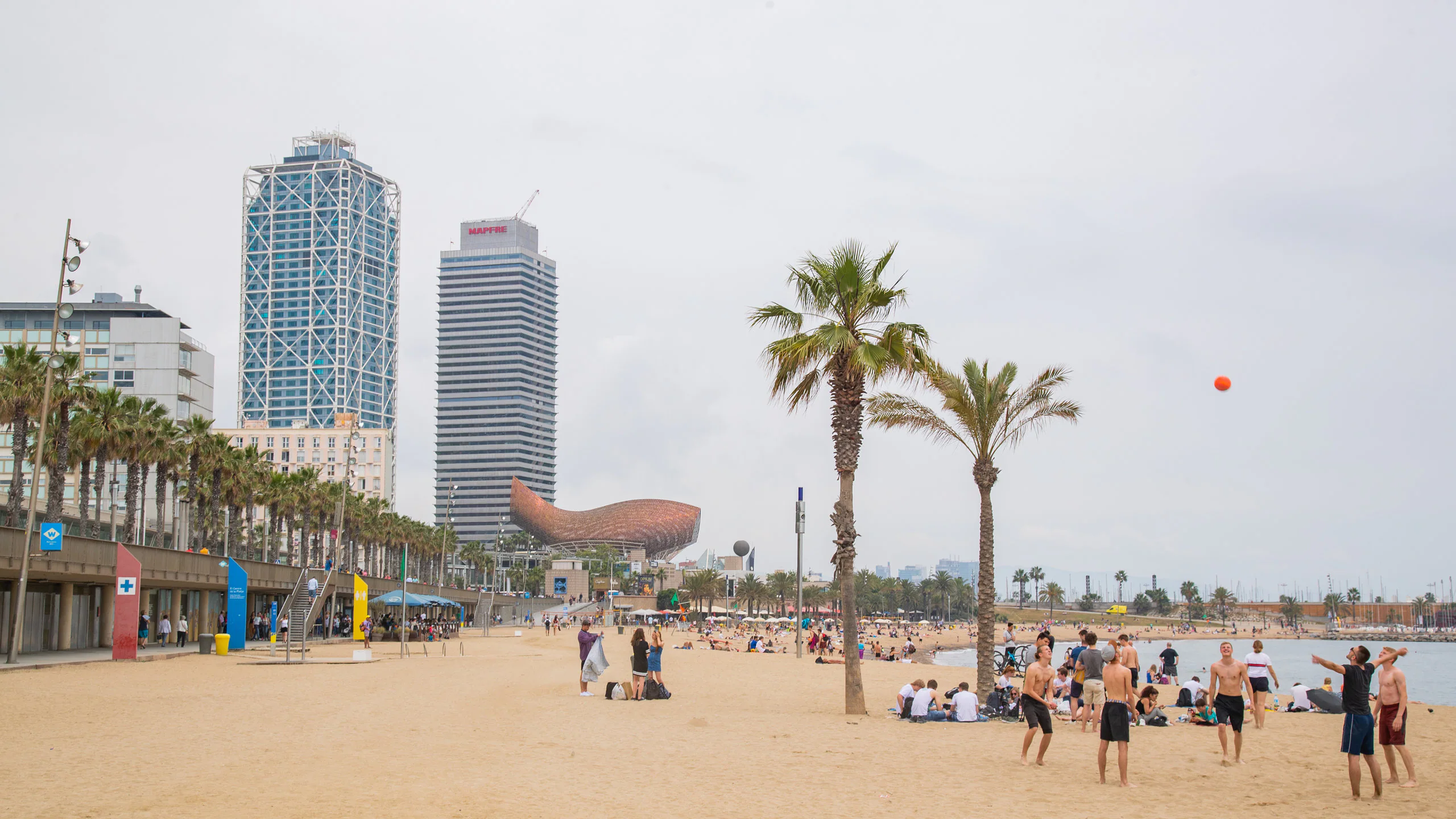 Pantai Barceloneta: Keindahan Laut dan Suasana Santai di Barcelona