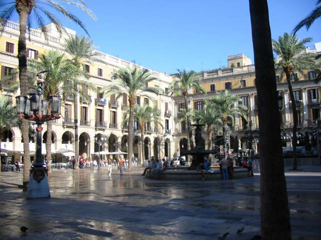 Plaça Reial Barcelona: Keindahan Klasik di Jantung Kota Tua