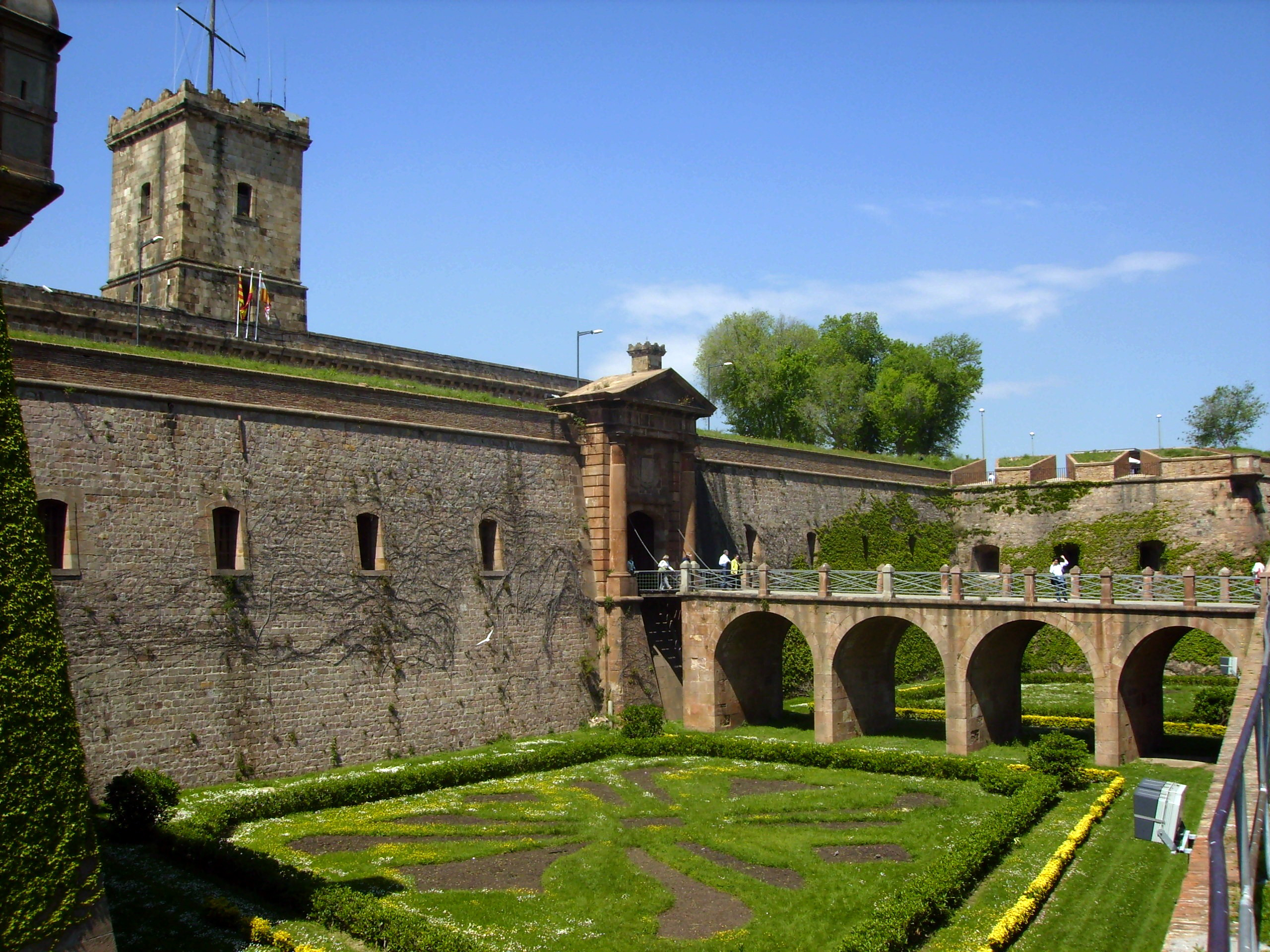 Benteng Montjuïc: Sejarah, Keindahan, dan Peranannya di Barcelona