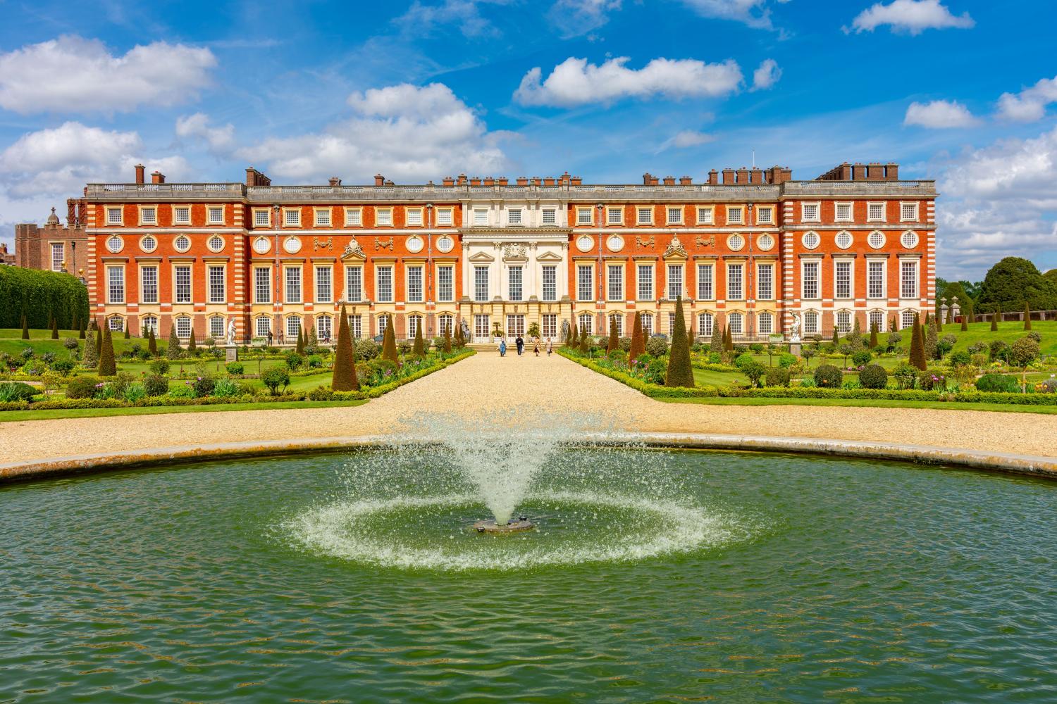 Hampton Court Palace: Istana Bersejarah Peninggalan Raja Henry VIII