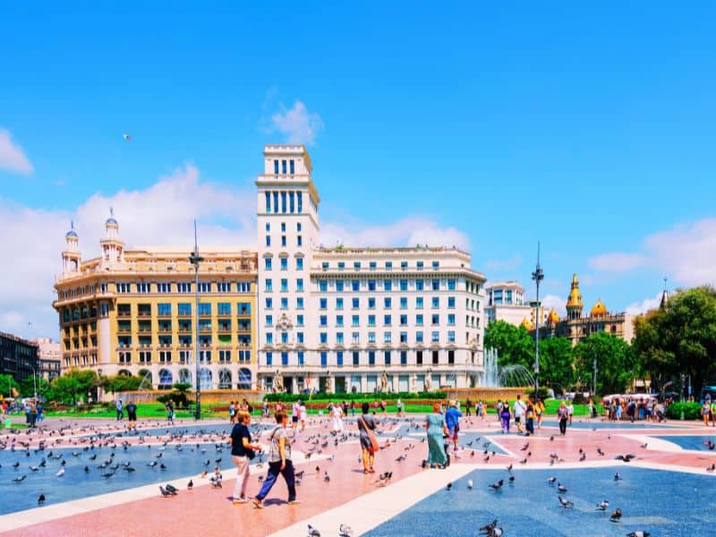 Plaza Catalunya: Pusat Kegiatan dan Jantung Kota Barcelona