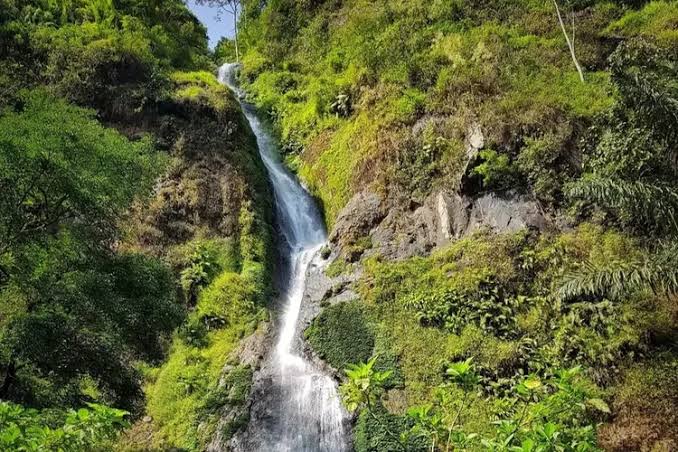 Keindahan Air Terjun Cibareuhbeuy di Alam Pegunungan