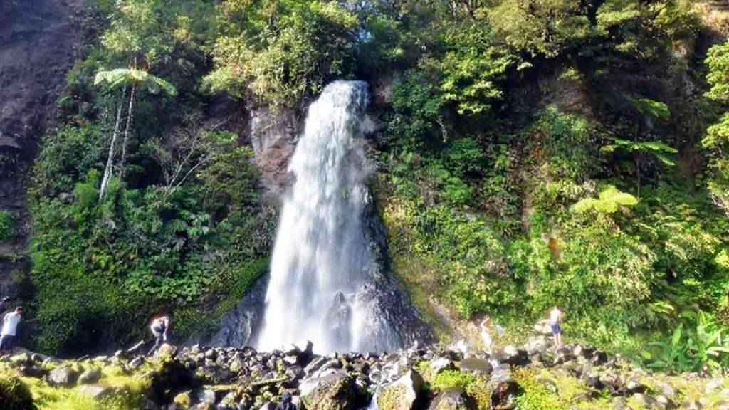 Keindahan Air Terjun Cibeureum di Cianjur yang Menenangkan