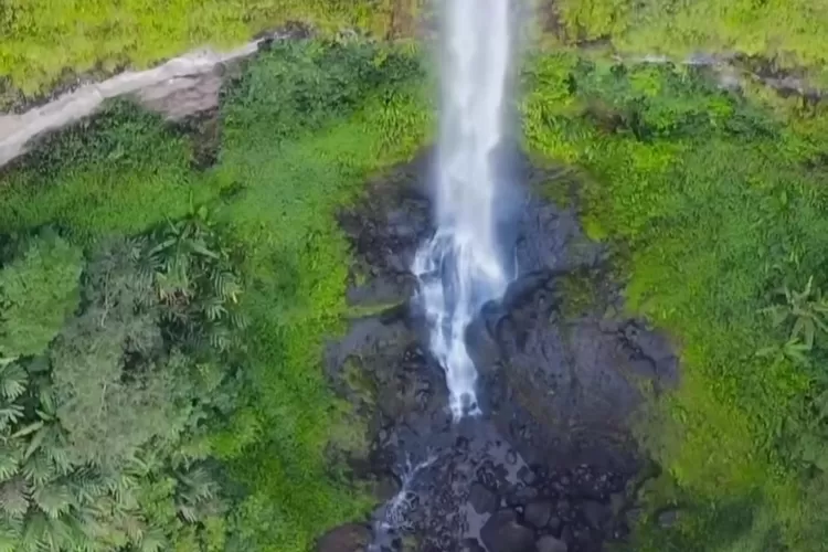 Keindahan Air Terjun Cisabuk di Tengah Alam Pegunungan