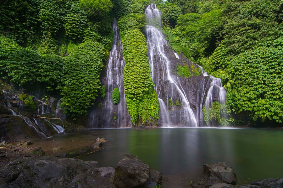 Keindahan Air Terjun Cisasarap di Tengah Alam Pegunungan