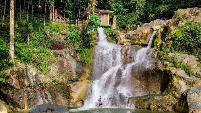 Keindahan Alam Air Terjun Air Melancar di Aceh