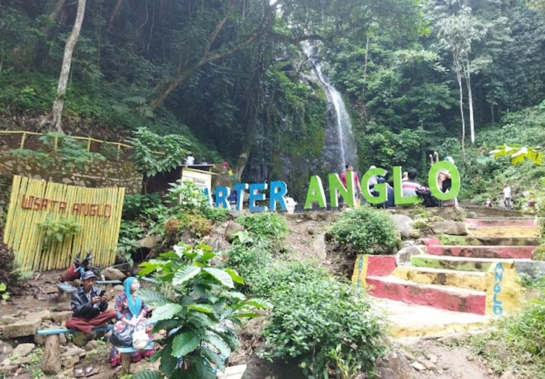 Keindahan Alam Air Terjun Anglo di Kabupaten Malang
