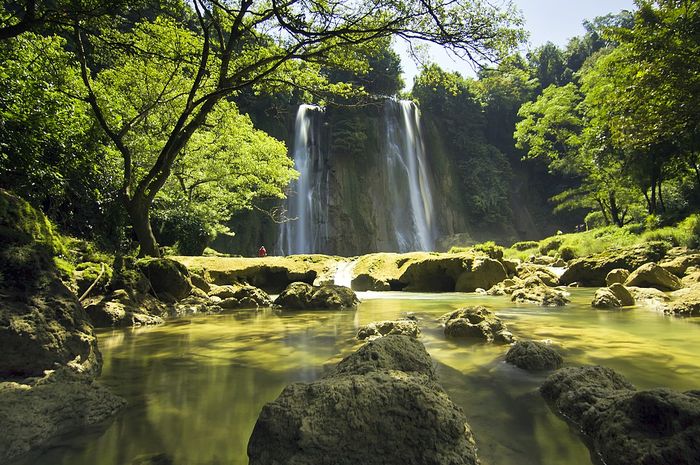 Keindahan Alam Air Terjun Bukit Gerinting di Kabupaten Sukabumi