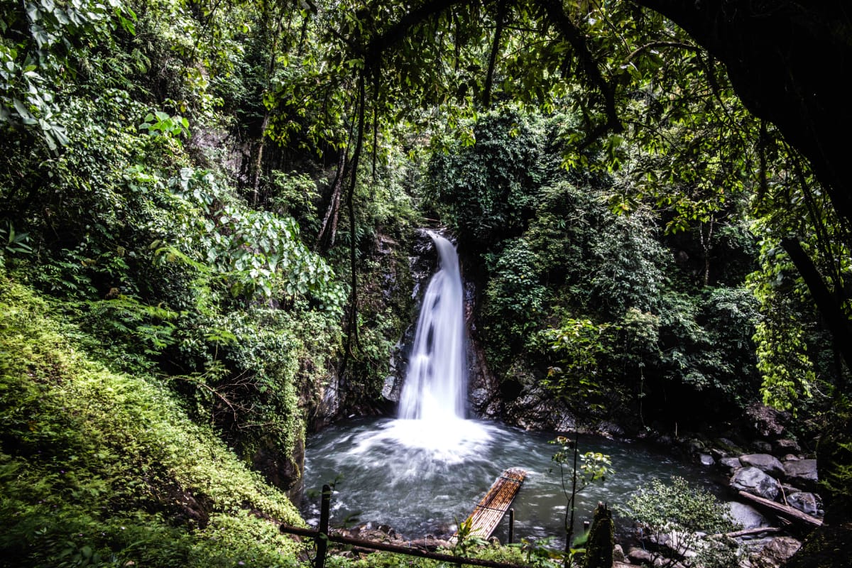 Keindahan Alam Air Terjun Gunung Suku di Indonesia