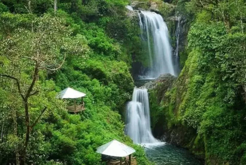 Keindahan Alam Air Terjun Huntuk di Tengah Hutan Tropis