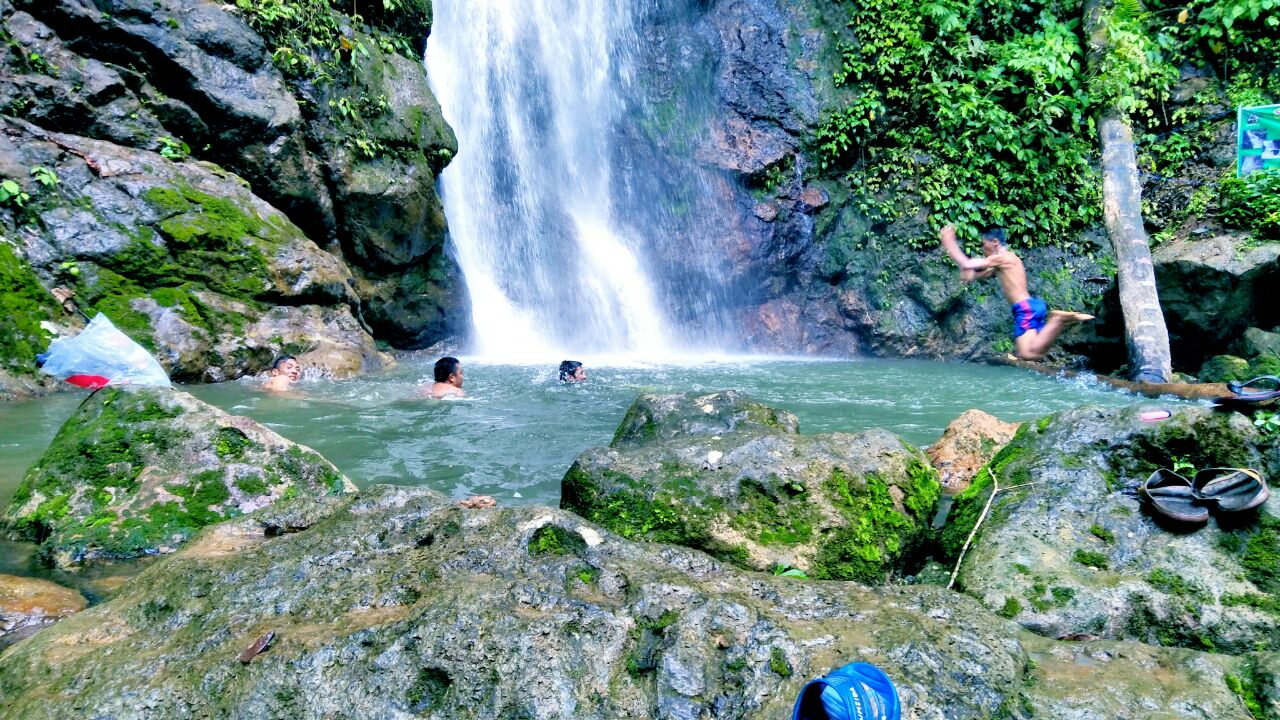Keindahan Alam Air Terjun Kedabuhan di Kabupaten Pesisir Selatan