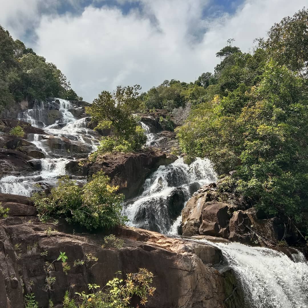 Keindahan Alam Air Terjun Temburun di Tengah Pegunungan