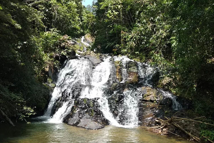 “Keindahan Alami Air Terjun Air Melancar”