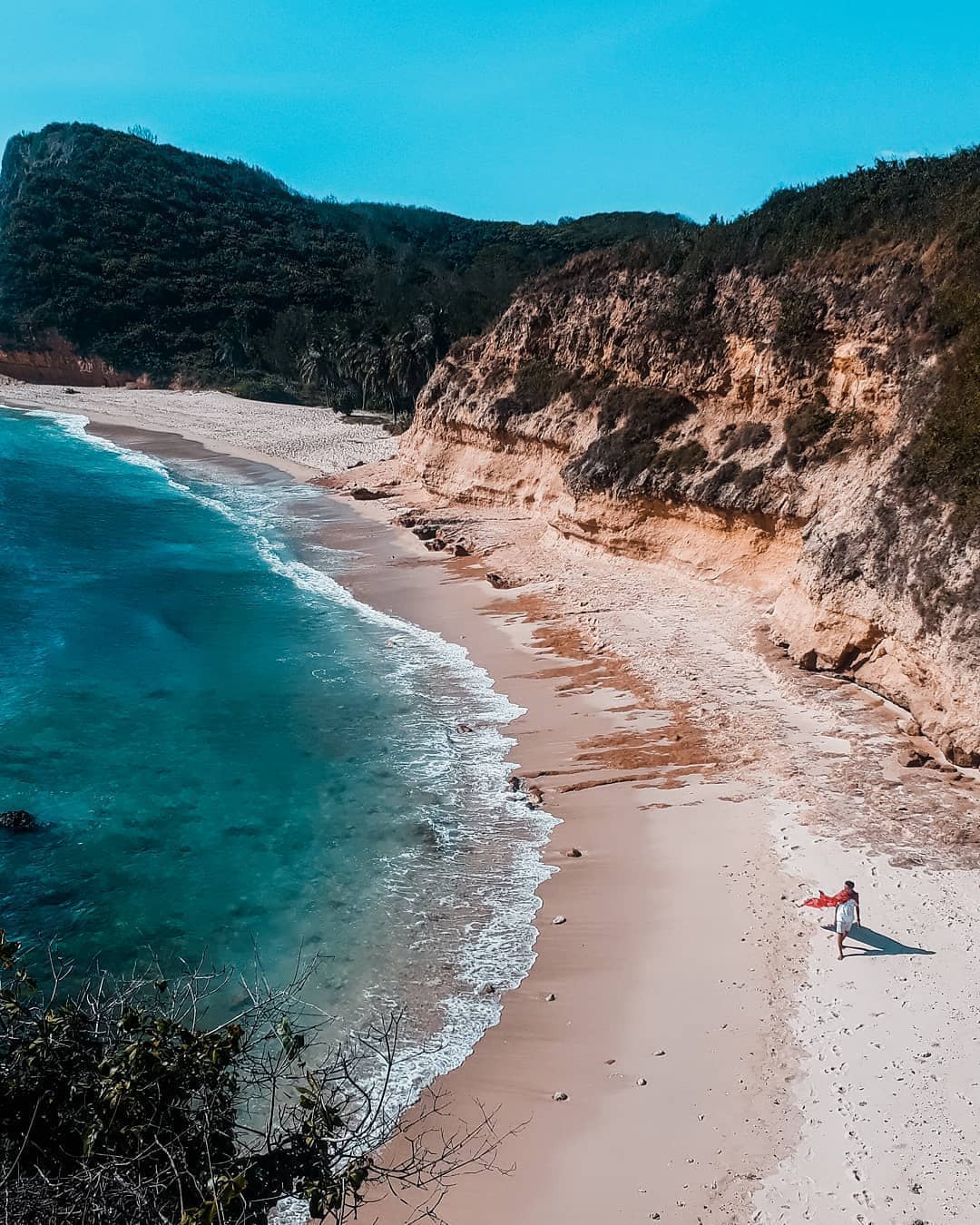 Keindahan Pantai Golden Beach: Surga Pasir Putih dan Laut Biru