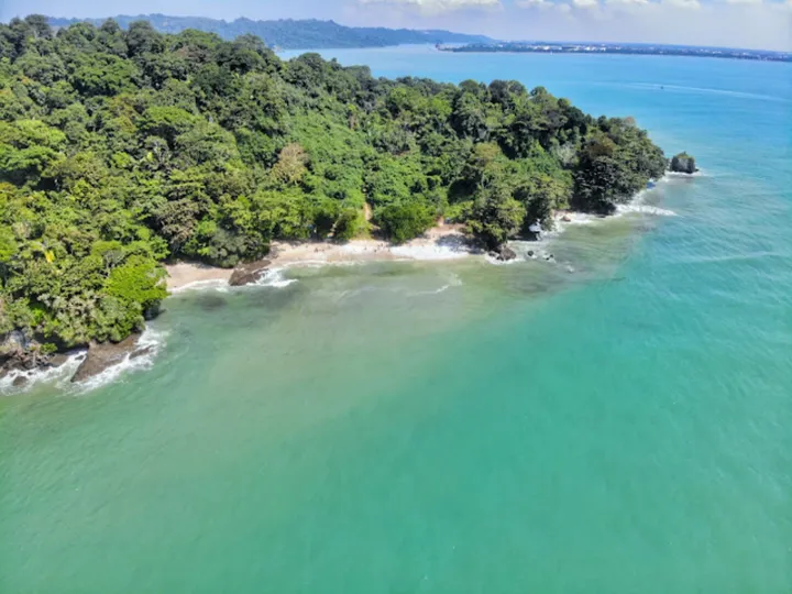 Pantai Playa Escondida: Surga Tersembunyi di Pantai Pasir Putih