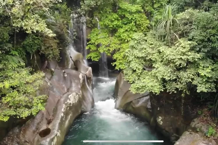 Keindahan Air Terjun 2 Sungai Waspait di Tengah Alam Asri