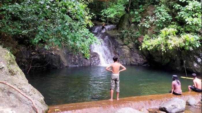 Keindahan Air Terjun Ayuhulalo di Tengah Alam Asri