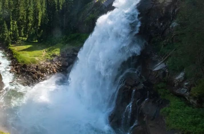 Keindahan Air Terjun Bolaromang di Tengah Alam Asri