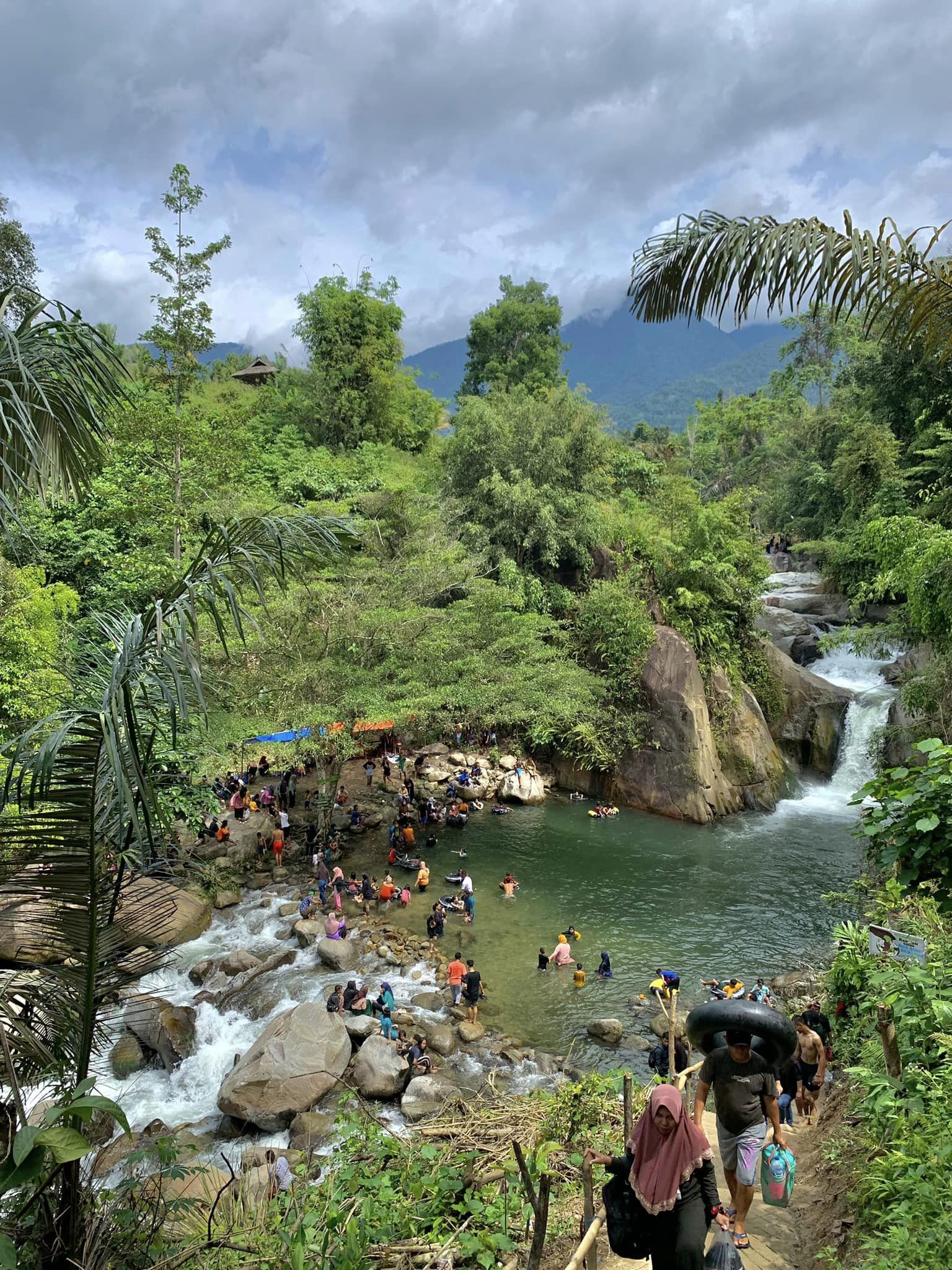 Keindahan Air Terjun Bondula di Tengah Alam Rimbun Indonesia