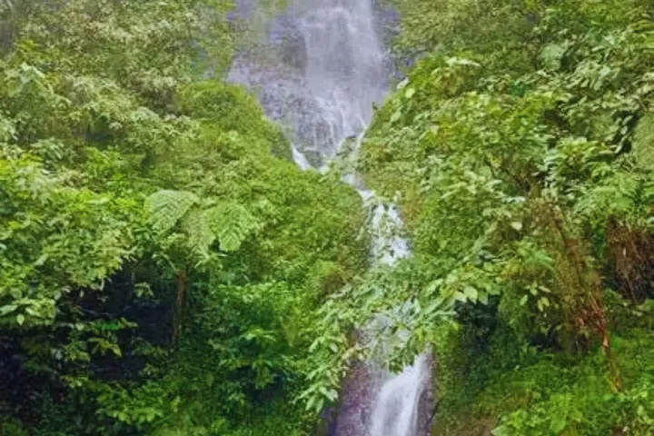 Keindahan Air Terjun Cikahuripan di Tengah Alam Asri