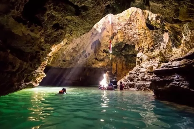 Keindahan Air Terjun Goa Cerme di Jawa Timur
