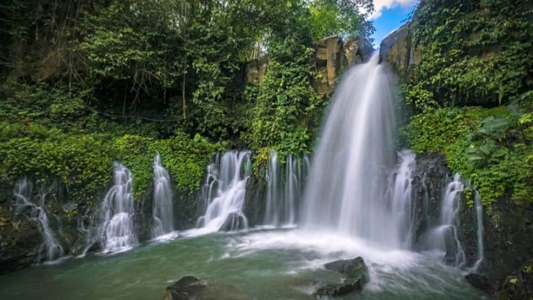 Keindahan Air Terjun Gua Bawah Cibeber yang Menawan