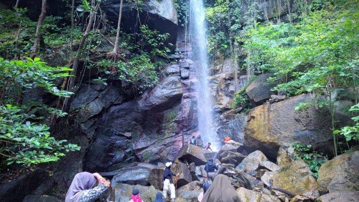Keindahan Air Terjun Gunung Ranai di Pulau Bintan