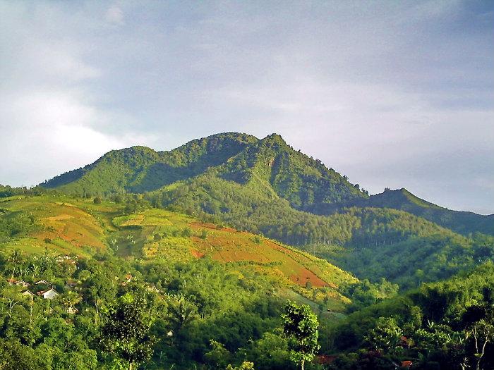 Keindahan Air Terjun Manglayang di Puncak Pegunungan Bandung