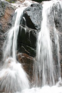 Keindahan Air Terjun Neraja di Sulawesi Utara