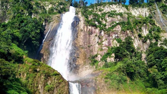 Keindahan Air Terjun Ponot: Pesona Alam di Sumatera Utara