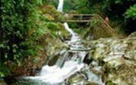 Keindahan Air Terjun Punjung Empat di Tengah Alam Tropis