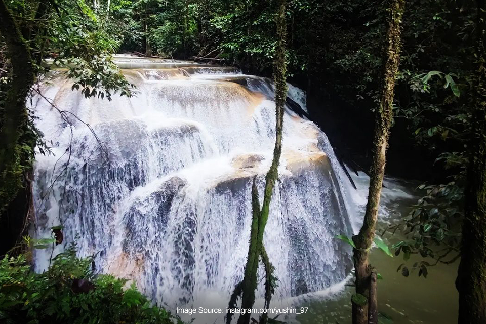 Keindahan Air Terjun Suplessy di Maluku Tengah