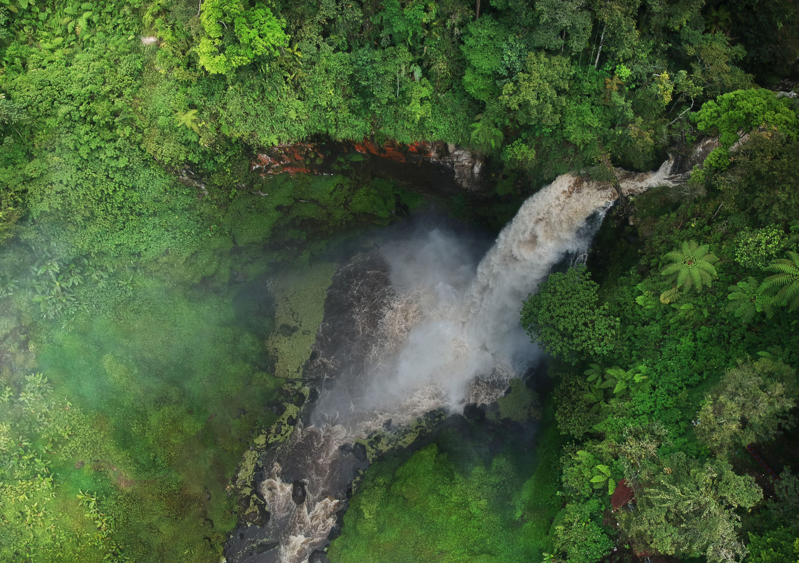 Keindahan Air Terjun Telun Berasap di Tengah Alam Asri