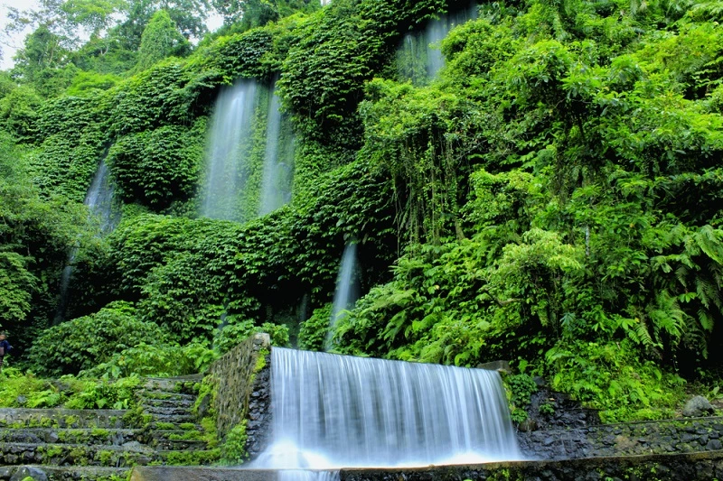 Keindahan Alam Air Terjun Air Melancar di Pegunungan Indonesia