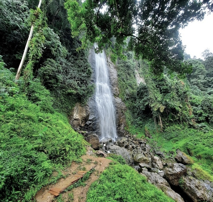 Keindahan Alam Air Terjun Batu Bekinyau di Pesisir Selatan