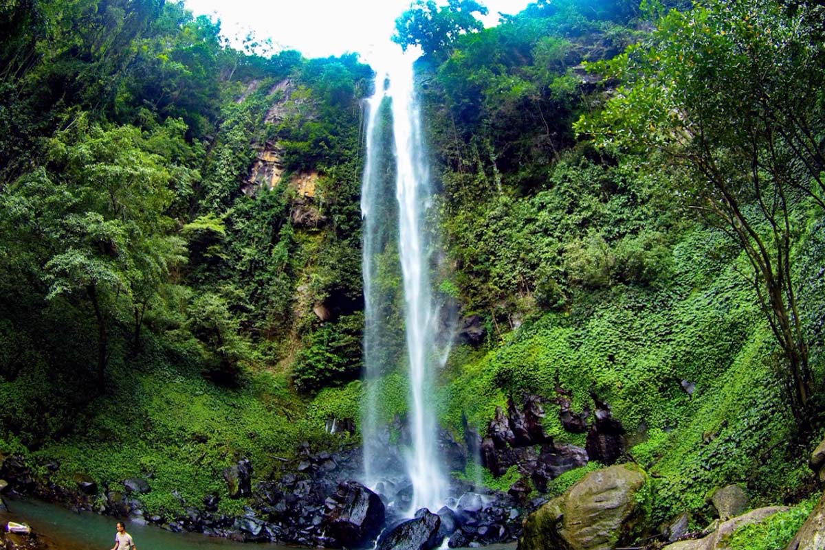 Keindahan Alam Air Terjun Boro di Tengah Perbukitan