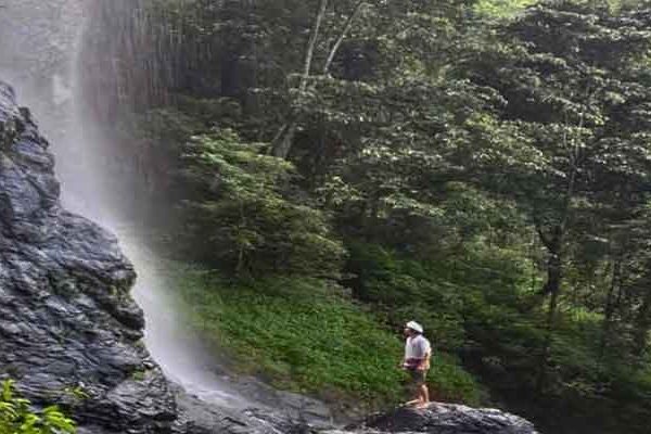 Keindahan Alam Air Terjun Bukit Gerinting di Puncak Alam