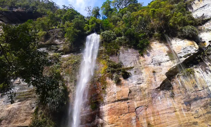 Keindahan Alam Air Terjun Bunta di Kawasan Pegunungan