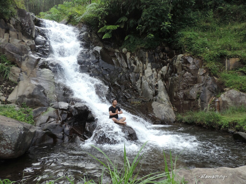 Keindahan Alam Air Terjun Gedangan di Tengah Perbukitan
