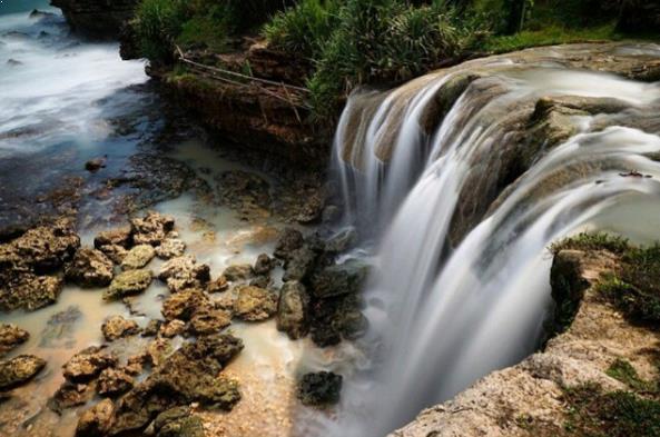 Keindahan Alam Air Terjun Jogan di Tengah Persawahan