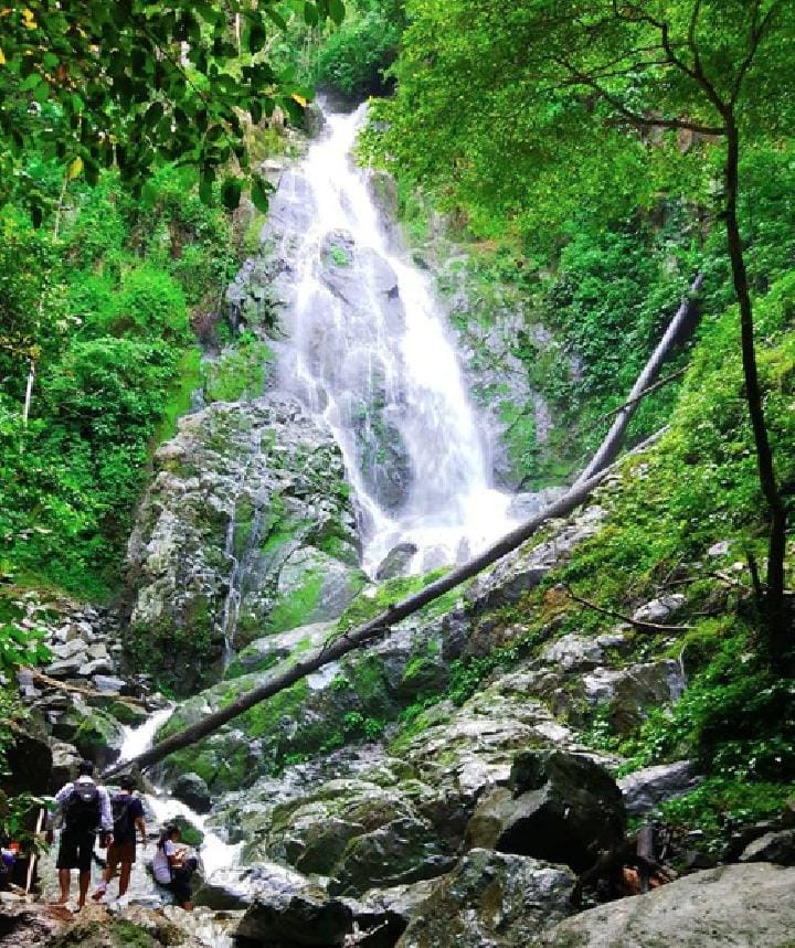 Keindahan Alam Air Terjun Lombongo di Sulawesi Utara