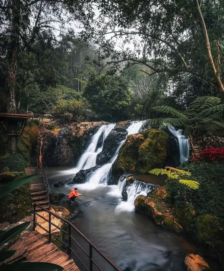 Keindahan Alam Air Terjun Maribaya di Bandung