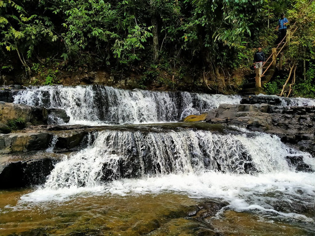 Keindahan Alam Air Terjun Muara Karing di Sulawesi Utara