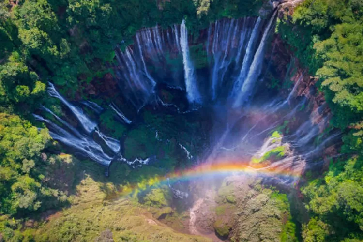 Keindahan Alam Air Terjun Sabuk di Tengah Hutan Tropis