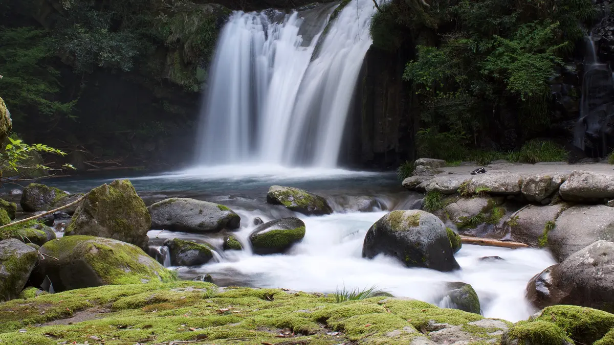 Keindahan Alam Air Terjun Waisia Rumakay di Papua